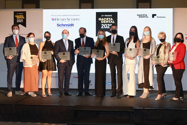 foto-familia-galardonados-premios-gaceta-dental-2021 foto-familia-galardonados-premios-gaceta-dental-2021
