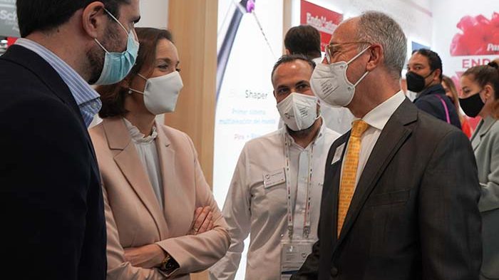 ministra de industria reyes maroto stand de zarc expodental 2022